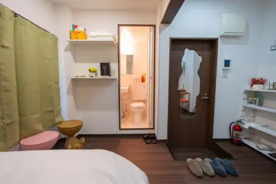 a bedroom with a bathroom with a toilet and a door at \u738b101\u6574\u5957\u79c1\u4eba\u7a7a\u95f4\u72ec\u7acb\u536b\u6d74\u53a8\u623f \u6d17\u8863\u673a \u8f66\u7ad9\u6b65\u884c5\u5206\u949f \u4e0a\u91ce\u7ad9\u5730\u94c1\u76f4\u8fbe in Tokyo