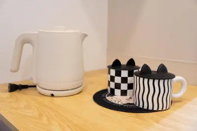 a coffee pot and a cat in a cup on a counter at \u738b101\u6574\u5957\u79c1\u4eba\u7a7a\u95f4\u72ec\u7acb\u536b\u6d74\u53a8\u623f \u6d17\u8863\u673a \u8f66\u7ad9\u6b65\u884c5\u5206\u949f \u4e0a\u91ce\u7ad9\u5730\u94c1\u76f4\u8fbe in Tokyo