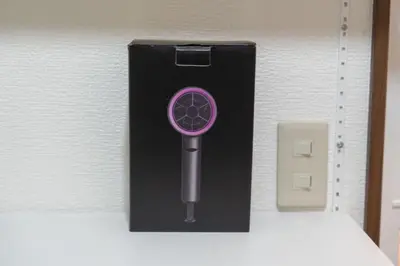 a purple wand in a black case next to an outlet at \u738b101\u6574\u5957\u79c1\u4eba\u7a7a\u95f4\u72ec\u7acb\u536b\u6d74\u53a8\u623f \u6d17\u8863\u673a \u8f66\u7ad9\u6b65\u884c5\u5206\u949f \u4e0a\u91ce\u7ad9\u5730\u94c1\u76f4\u8fbe in Tokyo