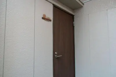 a wooden door in a room with a hanger at \u738b101\u6574\u5957\u79c1\u4eba\u7a7a\u95f4\u72ec\u7acb\u536b\u6d74\u53a8\u623f \u6d17\u8863\u673a \u8f66\u7ad9\u6b65\u884c5\u5206\u949f \u4e0a\u91ce\u7ad9\u5730\u94c1\u76f4\u8fbe in Tokyo