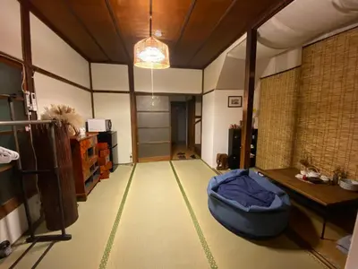 a living room with a blue ottoman and a table at \u4ec1\u6e90\u548c in Tokyo
