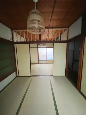 an empty room with a bunk bed and a ceiling at \u4ec1\u6e90\u548c in Tokyo
