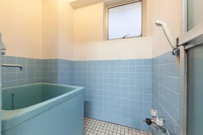 a bathroom with a blue tub and a window at \u30d5\u30b8\u30bf\u30ad\u30b3\u30fc\u30dd in Tokyo