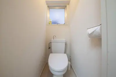 a small bathroom with a toilet with a window at \u30d5\u30b8\u30bf\u30ad\u30b3\u30fc\u30dd in Tokyo