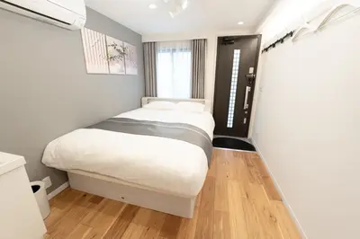 a small bedroom with a bed and a window at 4 \u5367\u5ba4 - 3 \u6d74\u5ba4 - 3 \u536b\u751f\u95f4 - 100 \u5e73\u65b9 \u65b0\u88c5 \u522b\u5885 - \u65b0\u5bbf 4 \u5206\u949f - Sakura House in Tokyo