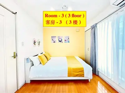 a bedroom with a bed and a sign that reads room floor at 4 \u5367\u5ba4 - 3 \u6d74\u5ba4 - 3 \u536b\u751f\u95f4 - 100 \u5e73\u65b9 \u65b0\u88c5 \u522b\u5885 - \u65b0\u5bbf 4 \u5206\u949f - Sakura House in Tokyo