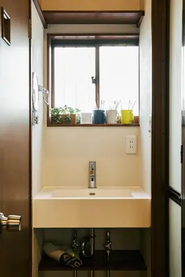 a bathroom with a sink and a window at \u4eac\u6210\u7acb\u77f3\u99c5 \u5f92\u6b6910\u5206 \u30b9\u30ab\u30a4\u30c4\u30ea\u30fc7\u5206 \u6d45\u834910\u5206 \u6700\u592710\u540d \u5bb6\u65cf\u6ede\u5728 \u7fbd\u7530\u6210\u7530\u7a7a\u6e2f\u76f4\u901a in Tokyo