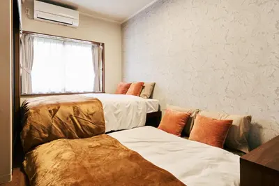 two beds in a room with a window at \u4eac\u6210\u7acb\u77f3\u99c5 \u5f92\u6b6910\u5206 \u30b9\u30ab\u30a4\u30c4\u30ea\u30fc7\u5206 \u6d45\u834910\u5206 \u6700\u592710\u540d \u5bb6\u65cf\u6ede\u5728 \u7fbd\u7530\u6210\u7530\u7a7a\u6e2f\u76f4\u901a in Tokyo