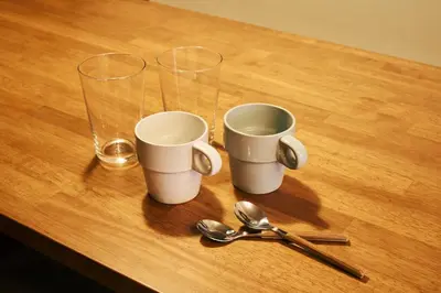 a table with two cups and two glasses and spoons at \u4eac\u6210\u7acb\u77f3\u99c5 \u5f92\u6b6910\u5206 \u30b9\u30ab\u30a4\u30c4\u30ea\u30fc7\u5206 \u6d45\u834910\u5206 \u6700\u592710\u540d \u5bb6\u65cf\u6ede\u5728 \u7fbd\u7530\u6210\u7530\u7a7a\u6e2f\u76f4\u901a in Tokyo