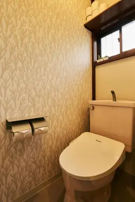 a bathroom with a toilet and a toilet paper dispenser at \u4eac\u6210\u7acb\u77f3\u99c5 \u5f92\u6b6910\u5206 \u30b9\u30ab\u30a4\u30c4\u30ea\u30fc7\u5206 \u6d45\u834910\u5206 \u6700\u592710\u540d \u5bb6\u65cf\u6ede\u5728 \u7fbd\u7530\u6210\u7530\u7a7a\u6e2f\u76f4\u901a in Tokyo
