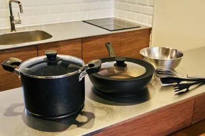 a pot and a pan on a stove in a kitchen at \u4eac\u6210\u7acb\u77f3\u99c5 \u5f92\u6b6910\u5206 \u30b9\u30ab\u30a4\u30c4\u30ea\u30fc7\u5206 \u6d45\u834910\u5206 \u6700\u592710\u540d \u5bb6\u65cf\u6ede\u5728 \u7fbd\u7530\u6210\u7530\u7a7a\u6e2f\u76f4\u901a in Tokyo
