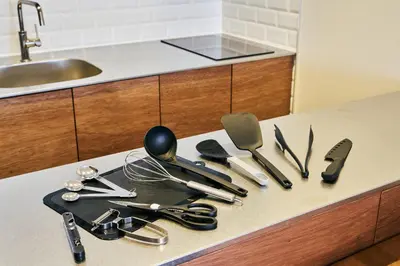 a bunch of utensils on a counter in a kitchen at \u4eac\u6210\u7acb\u77f3\u99c5 \u5f92\u6b6910\u5206 \u30b9\u30ab\u30a4\u30c4\u30ea\u30fc7\u5206 \u6d45\u834910\u5206 \u6700\u592710\u540d \u5bb6\u65cf\u6ede\u5728 \u7fbd\u7530\u6210\u7530\u7a7a\u6e2f\u76f4\u901a in Tokyo