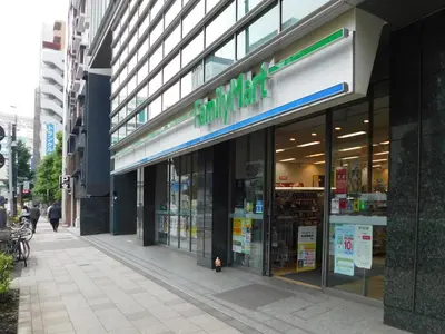 a store front of a building on a city street at \u30cb\u30e5\u30fc\u30ac\u30a4\u30a2 \u30ea\u30eb\u30fc\u30e0\u829d No27 - \u6771\u4eac\u30bf\u30ef\u30fc,\u829d\u516c\u5712\u3082\u5f92\u6b69\u570f\u5185 - \u7fbd\u7530\u76f4\u901a - \u5c71\u624b\u7dda\u5229\u7528 in Tokyo