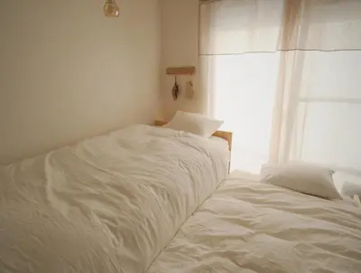 a white bed in a bedroom with a window at kikinoie little room \u30c7\u30a3\u30ba\u30cb\u30fc\u30ea\u30be\u30fc\u30c8\u307e\u3067\u8eca\u306715\u5206 in Ichikawa