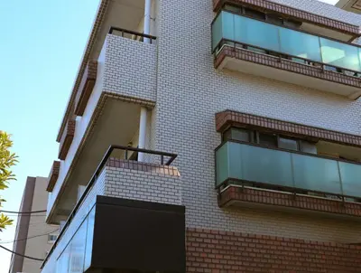 an apartment building with balconies on the side of it at kikinoie little room \u30c7\u30a3\u30ba\u30cb\u30fc\u30ea\u30be\u30fc\u30c8\u307e\u3067\u8eca\u306715\u5206 in Ichikawa