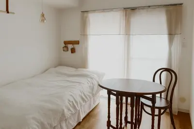 a bedroom with a table and a bed and a window at kikinoie little room \u30c7\u30a3\u30ba\u30cb\u30fc\u30ea\u30be\u30fc\u30c8\u307e\u3067\u8eca\u306715\u5206 in Ichikawa