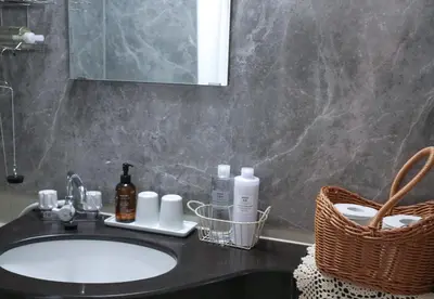a bathroom with a sink and a mirror at kikinoie little room \u30c7\u30a3\u30ba\u30cb\u30fc\u30ea\u30be\u30fc\u30c8\u307e\u3067\u8eca\u306715\u5206 in Ichikawa