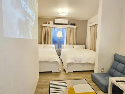 a hotel room with two beds and a couch at New #\ud3b8\uc758\uc81010\ucd08#\uc2e0\uc8fc\ucfe02\ubd84#\uc2e0\uc624\ucfe0\ubcf4\uc5ed5\ubd84#16\ud3c9#\ucd5c\ub3004\uba85#\ubd80\uc5cc\uce68\uc2e4#\ub098\ub9ac\ud0c0\uacf5\ud56d50\ubd84#\uc544\ub291\ud55c\uc544\ud30c\ud2b8#\uace0\uae09\ub9e4\ud2b8\ub9ac\uc2a4 in Tokyo