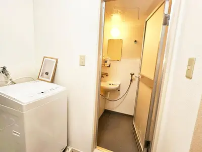 a small bathroom with a sink and a toilet at New #\ud3b8\uc758\uc81010\ucd08#\uc2e0\uc8fc\ucfe02\ubd84#\uc2e0\uc624\ucfe0\ubcf4\uc5ed5\ubd84#16\ud3c9#\ucd5c\ub3004\uba85#\ubd80\uc5cc\uce68\uc2e4#\ub098\ub9ac\ud0c0\uacf5\ud56d50\ubd84#\uc544\ub291\ud55c\uc544\ud30c\ud2b8#\uace0\uae09\ub9e4\ud2b8\ub9ac\uc2a4 in Tokyo