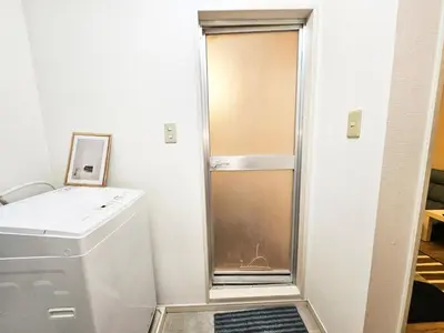 a glass shower door in a bathroom next to a washing machine at New #\ud3b8\uc758\uc81010\ucd08#\uc2e0\uc8fc\ucfe02\ubd84#\uc2e0\uc624\ucfe0\ubcf4\uc5ed5\ubd84#16\ud3c9#\ucd5c\ub3004\uba85#\ubd80\uc5cc\uce68\uc2e4#\ub098\ub9ac\ud0c0\uacf5\ud56d50\ubd84#\uc544\ub291\ud55c\uc544\ud30c\ud2b8#\uace0\uae09\ub9e4\ud2b8\ub9ac\uc2a4 in Tokyo