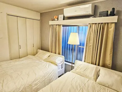 a hotel room with two beds and a window at New #\ud3b8\uc758\uc81010\ucd08#\uc2e0\uc8fc\ucfe02\ubd84#\uc2e0\uc624\ucfe0\ubcf4\uc5ed5\ubd84#16\ud3c9#\ucd5c\ub3004\uba85#\ubd80\uc5cc\uce68\uc2e4#\ub098\ub9ac\ud0c0\uacf5\ud56d50\ubd84#\uc544\ub291\ud55c\uc544\ud30c\ud2b8#\uace0\uae09\ub9e4\ud2b8\ub9ac\uc2a4 in Tokyo