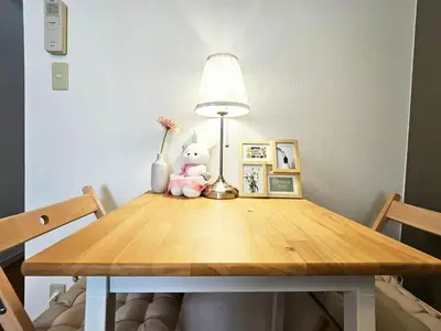 a table with a teddy bear and a lamp on it at New!\ud3b8\uc758\uc81010\ucd08#\uc2e0\uc8fc\ucfe02\ubd84#\uc2e0\uc624\ucfe0\ubcf4\uc5ed5\ubd84#12\ud3c9#\ucd5c\ub3003\uba85#\ubd80\uc5cc\uce68\uc2e4#\ub098\ub9ac\ud0c0\uacf5\ud56d50\ubd84#\ub7ec\ube14\ub9ac\uc544\ud30c\ud2b8#\uace0\uae09\ub9e4\ud2b8\ub9ac\uc2a4 in Tokyo