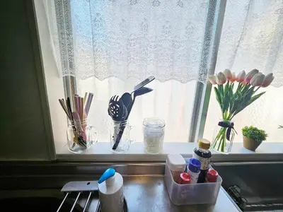 a window sill with jars of utensils and flowers at New!\ud3b8\uc758\uc81010\ucd08#\uc2e0\uc8fc\ucfe02\ubd84#\uc2e0\uc624\ucfe0\ubcf4\uc5ed5\ubd84#12\ud3c9#\ucd5c\ub3003\uba85#\ubd80\uc5cc\uce68\uc2e4#\ub098\ub9ac\ud0c0\uacf5\ud56d50\ubd84#\ub7ec\ube14\ub9ac\uc544\ud30c\ud2b8#\uace0\uae09\ub9e4\ud2b8\ub9ac\uc2a4 in Tokyo