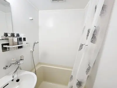 a bathroom with a sink and a shower curtain at New!\ud3b8\uc758\uc81010\ucd08#\uc2e0\uc8fc\ucfe02\ubd84#\uc2e0\uc624\ucfe0\ubcf4\uc5ed5\ubd84#12\ud3c9#\ucd5c\ub3003\uba85#\ubd80\uc5cc\uce68\uc2e4#\ub098\ub9ac\ud0c0\uacf5\ud56d50\ubd84#\ub7ec\ube14\ub9ac\uc544\ud30c\ud2b8#\uace0\uae09\ub9e4\ud2b8\ub9ac\uc2a4 in Tokyo