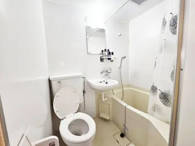 a white bathroom with a toilet and a sink at New!\ud3b8\uc758\uc81010\ucd08#\uc2e0\uc8fc\ucfe02\ubd84#\uc2e0\uc624\ucfe0\ubcf4\uc5ed5\ubd84#12\ud3c9#\ucd5c\ub3003\uba85#\ubd80\uc5cc\uce68\uc2e4#\ub098\ub9ac\ud0c0\uacf5\ud56d50\ubd84#\ub7ec\ube14\ub9ac\uc544\ud30c\ud2b8#\uace0\uae09\ub9e4\ud2b8\ub9ac\uc2a4 in Tokyo