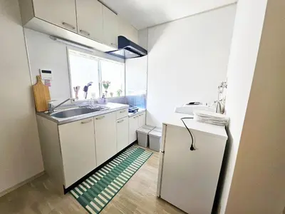 a small kitchen with a sink and a refrigerator at New!\ud3b8\uc758\uc81010\ucd08#\uc2e0\uc8fc\ucfe02\ubd84#\uc2e0\uc624\ucfe0\ubcf4\uc5ed5\ubd84#12\ud3c9#\ucd5c\ub3003\uba85#\ubd80\uc5cc\uce68\uc2e4#\ub098\ub9ac\ud0c0\uacf5\ud56d50\ubd84#\ub7ec\ube14\ub9ac\uc544\ud30c\ud2b8#\uace0\uae09\ub9e4\ud2b8\ub9ac\uc2a4 in Tokyo