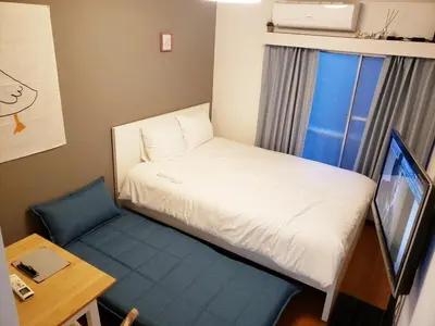 a small room with a bed and a desk at New!\ud3b8\uc758\uc81010\ucd08#\uc2e0\uc8fc\ucfe02\ubd84#\uc2e0\uc624\ucfe0\ubcf4\uc5ed5\ubd84#12\ud3c9#\ucd5c\ub3003\uba85#\ubd80\uc5cc\uce68\uc2e4#\ub098\ub9ac\ud0c0\uacf5\ud56d50\ubd84#\ub7ec\ube14\ub9ac\uc544\ud30c\ud2b8#\uace0\uae09\ub9e4\ud2b8\ub9ac\uc2a4 in Tokyo
