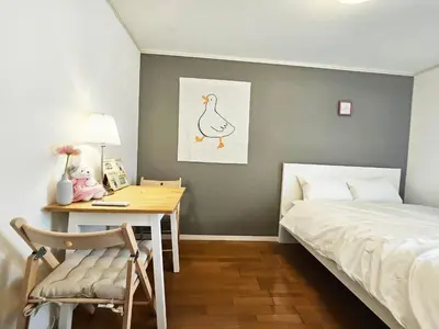 a bedroom with a bed and a desk and a bed and a bed at New!\ud3b8\uc758\uc81010\ucd08#\uc2e0\uc8fc\ucfe02\ubd84#\uc2e0\uc624\ucfe0\ubcf4\uc5ed5\ubd84#12\ud3c9#\ucd5c\ub3003\uba85#\ubd80\uc5cc\uce68\uc2e4#\ub098\ub9ac\ud0c0\uacf5\ud56d50\ubd84#\ub7ec\ube14\ub9ac\uc544\ud30c\ud2b8#\uace0\uae09\ub9e4\ud2b8\ub9ac\uc2a4 in Tokyo