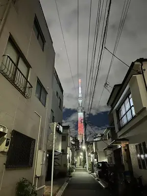 a city street with a tv tower in the background at \u6d45\u8349 \u30b9\u30ab\u30a4\u30c4\u30ea\u30fc\u570f10\u5206 \u4ea4\u901a\u81f3\u4fbf \u6d45\u8349\u5bfa\u89b3\u5149\u30fc\u53cc\u9b5a\u30ce\u5bbf\u5357\u68df in Tokyo