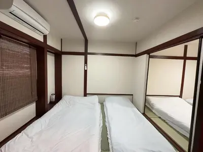 a small room with two beds and a window at \u6d45\u8349 \u30b9\u30ab\u30a4\u30c4\u30ea\u30fc\u570f10\u5206 \u4ea4\u901a\u81f3\u4fbf \u6d45\u8349\u5bfa\u89b3\u5149\u30fc\u53cc\u9b5a\u30ce\u5bbf\u5357\u68df in Tokyo