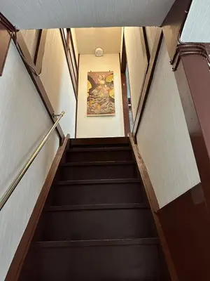 a staircase in a building with a painting on the wall at \u6d45\u8349 \u30b9\u30ab\u30a4\u30c4\u30ea\u30fc\u570f10\u5206 \u4ea4\u901a\u81f3\u4fbf \u6d45\u8349\u5bfa\u89b3\u5149\u30fc\u53cc\u9b5a\u30ce\u5bbf\u5357\u68df in Tokyo