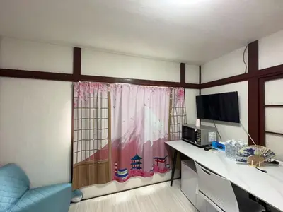 a room with a desk with a computer and a window at \u6d45\u8349 \u30b9\u30ab\u30a4\u30c4\u30ea\u30fc\u570f10\u5206 \u4ea4\u901a\u81f3\u4fbf \u6d45\u8349\u5bfa\u89b3\u5149\u30fc\u53cc\u9b5a\u30ce\u5bbf\u5357\u68df in Tokyo