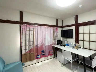 a room with a desk with a computer and a window at \u6d45\u8349 \u30b9\u30ab\u30a4\u30c4\u30ea\u30fc\u570f10\u5206 \u4ea4\u901a\u81f3\u4fbf \u6d45\u8349\u5bfa\u89b3\u5149\u30fc\u53cc\u9b5a\u30ce\u5bbf\u5357\u68df in Tokyo