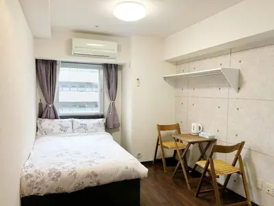 a bedroom with a bed and a table with chairs at \u65b0\u5bbf\u5708\u7b39\u585a#\u516c\u5bd3\u9152\u5e97#\u7b39\u585a\u8f66\u7ad9\u6b65\u884c5\u5206\u949f#1\u7ad9\u57305\u5206\u949f\u76f4\u8fbe\u65b0\u5bbf#\u30b7\u30e3\u30c8\u30ec\u30fc\u30a4\u30f3\u6771\u4eac\u7b39\u585aHotel#\u7b39\u585a709 in Tokyo