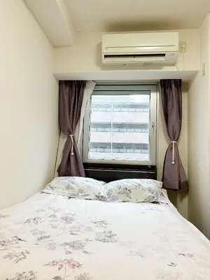 a bed in a small room with a window at \u65b0\u5bbf\u5708\u7b39\u585a#\u516c\u5bd3\u9152\u5e97#\u7b39\u585a\u8f66\u7ad9\u6b65\u884c5\u5206\u949f#1\u7ad9\u57305\u5206\u949f\u76f4\u8fbe\u65b0\u5bbf#\u30b7\u30e3\u30c8\u30ec\u30fc\u30a4\u30f3\u6771\u4eac\u7b39\u585aHotel#\u7b39\u585a709 in Tokyo