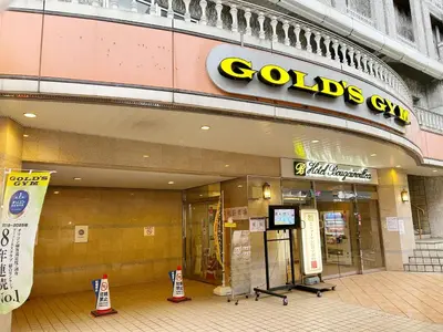 a store front of a gold store with a sign on it at \u65b0\u5bbf\u5708\u7b39\u585a#\u516c\u5bd3\u9152\u5e97#\u7b39\u585a\u8f66\u7ad9\u6b65\u884c5\u5206\u949f#1\u7ad9\u57305\u5206\u949f\u76f4\u8fbe\u65b0\u5bbf#\u30b7\u30e3\u30c8\u30ec\u30fc\u30a4\u30f3\u6771\u4eac\u7b39\u585aHotel#\u7b39\u585a709 in Tokyo