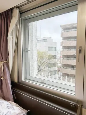 a window with a view of a building at \u65b0\u5bbf\u5708\u7b39\u585a#\u516c\u5bd3\u9152\u5e97#\u7b39\u585a\u8f66\u7ad9\u6b65\u884c5\u5206\u949f#1\u7ad9\u57305\u5206\u949f\u76f4\u8fbe\u65b0\u5bbf#\u30b7\u30e3\u30c8\u30ec\u30fc\u30a4\u30f3\u6771\u4eac\u7b39\u585aHotel#\u7b39\u585a709 in Tokyo