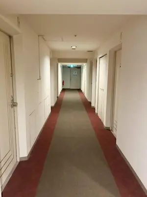 an empty hallway in an office building with a red carpet at \u65b0\u5bbf\u5708\u7b39\u585a#\u516c\u5bd3\u9152\u5e97#\u7b39\u585a\u8f66\u7ad9\u6b65\u884c5\u5206\u949f#1\u7ad9\u57305\u5206\u949f\u76f4\u8fbe\u65b0\u5bbf#\u30b7\u30e3\u30c8\u30ec\u30fc\u30a4\u30f3\u6771\u4eac\u7b39\u585aHotel#\u7b39\u585a709 in Tokyo