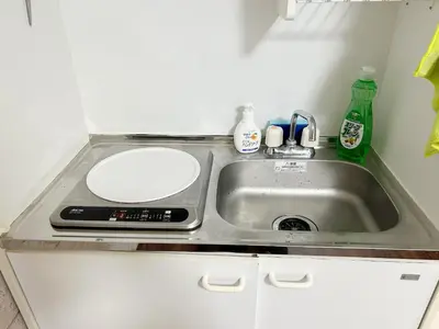 a kitchen counter with a sink with a plate on it at \u65b0\u5bbf\u5708\u7b39\u585a#\u516c\u5bd3\u9152\u5e97#\u7b39\u585a\u8f66\u7ad9\u6b65\u884c5\u5206\u949f#1\u7ad9\u57305\u5206\u949f\u76f4\u8fbe\u65b0\u5bbf#\u30b7\u30e3\u30c8\u30ec\u30fc\u30a4\u30f3\u6771\u4eac\u7b39\u585aHotel#\u7b39\u585a709 in Tokyo