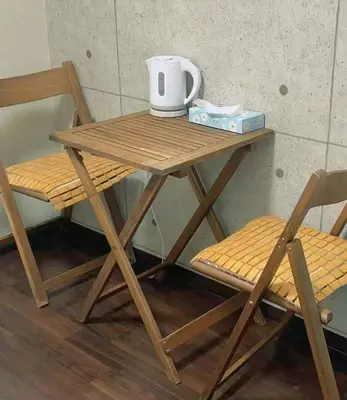 a wooden table and a chair with a coffee maker on it at \u65b0\u5bbf\u5708\u7b39\u585a#\u516c\u5bd3\u9152\u5e97#\u7b39\u585a\u8f66\u7ad9\u6b65\u884c5\u5206\u949f#1\u7ad9\u57305\u5206\u949f\u76f4\u8fbe\u65b0\u5bbf#\u30b7\u30e3\u30c8\u30ec\u30fc\u30a4\u30f3\u6771\u4eac\u7b39\u585aHotel#\u7b39\u585a709 in Tokyo
