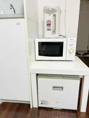 a microwave sitting on top of a white counter at \u65b0\u5bbf\u5708\u7b39\u585a#\u516c\u5bd3\u9152\u5e97#\u7b39\u585a\u8f66\u7ad9\u6b65\u884c5\u5206\u949f#1\u7ad9\u57305\u5206\u949f\u76f4\u8fbe\u65b0\u5bbf#\u30b7\u30e3\u30c8\u30ec\u30fc\u30a4\u30f3\u6771\u4eac\u7b39\u585aHotel#\u7b39\u585a709 in Tokyo