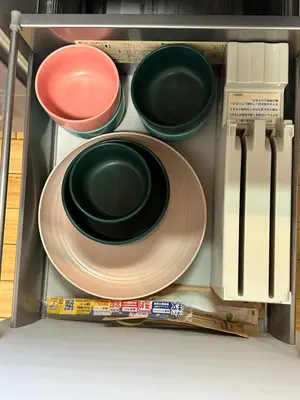 a group of plates and bowls in a microwave at \u5de3\u9d28Sapmt in Tokyo