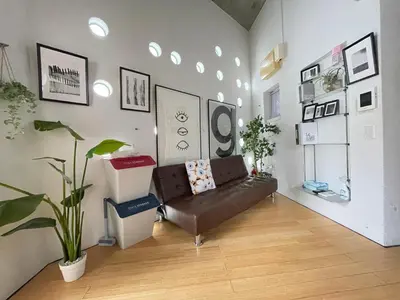 a living room with a couch and some plants at \u5de3\u9d28Sapmt in Tokyo