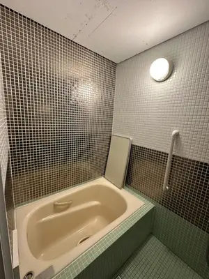 a bath tub in a bathroom with tiled walls at \u5de3\u9d28Sapmt in Tokyo