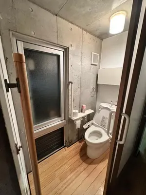 a small bathroom with a toilet and a window at \u5de3\u9d28Sapmt in Tokyo