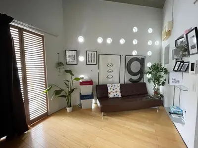 a living room with a couch and a wooden floor at \u5de3\u9d28Sapmt in Tokyo